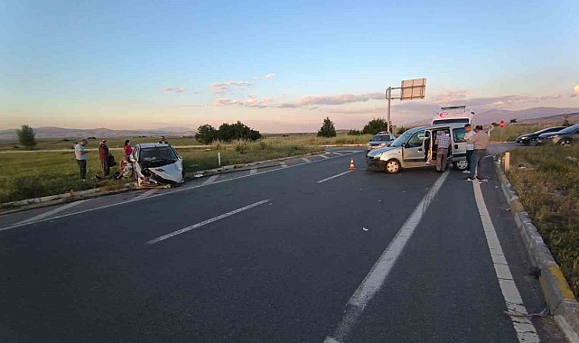 Hafif ticari araçların çarpıştığı kazada 8 kişi yaralandı