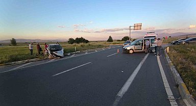 Hafif ticari araçların çarpıştığı kazada 8 kişi yaralandı