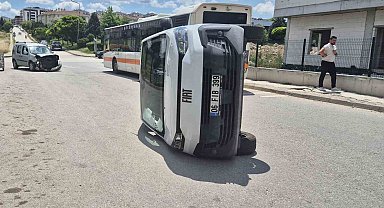 Hafif ticarinin çarptığı PTT aracı yan devrildi