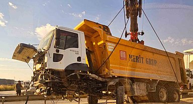 Hafriyat kamyonu refüje girdi, trafik felç oldu
