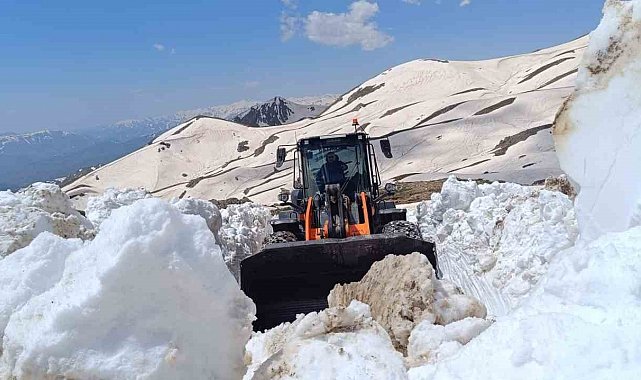 Hakkari'de yaz günü karla mücadele devam ediyor