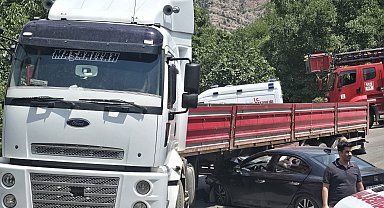 Hakkâri'de otomobil tıra çarptı: 1 yaralı