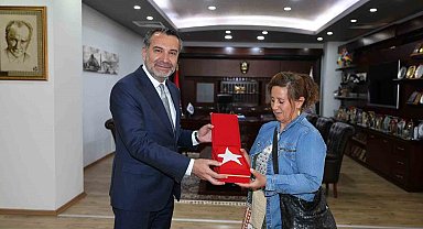 Halk otobüsündeki bayrağı silen kadına Başkan Şerifoğulları'ndan anlamlı hediye