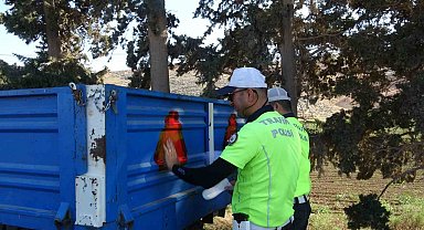 Hasat döneminde yaşanan kazaların önüne geçmek amacıyla traktörlerdeki reflektörler kontrol edildi