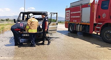 Hassa'da yanan minibüs kullanılmaz hale geldi