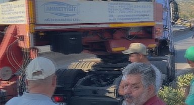 Hatay'da devrilen tır yolu trafiğe kapattı, uzun araç kuyruğu oluştu