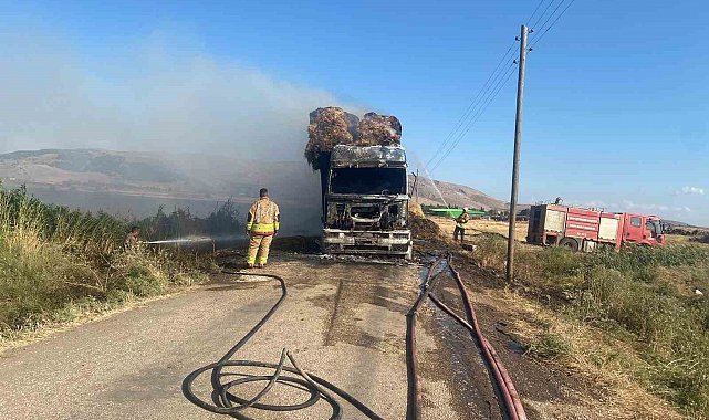 Hatay'da saman balyası yüklü tır alevlere teslim oldu