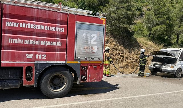 Hatay'da seyir halindeki otomobil alevlere teslim oldu