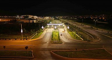 Havalimanı yolu geceleri renkli görünüme kavuşuyor