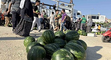 Hayırsever, 2 kamyon karpuz dağıttı