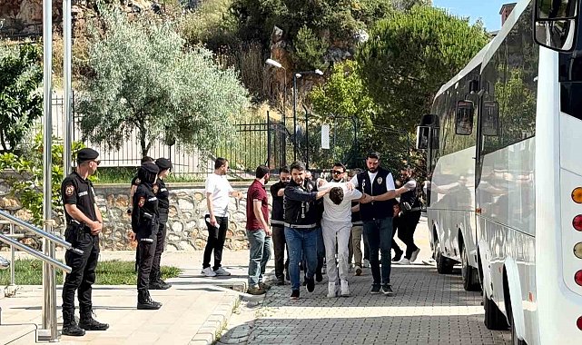 Helikopter ve özel harekat destekli baskın sonrası 29 şüpheli adliyeye getirildi