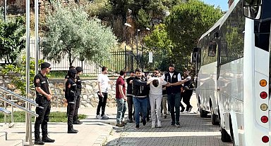 Helikopter ve özel harekat destekli baskın sonrası 29 şüpheli adliyeye getirildi