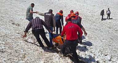 Helil Vadisi'nde ayağı kırılan vatandaş askeri helikopterle kurtarıldı