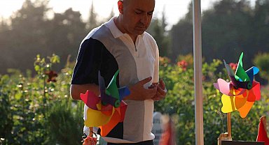 Her gün mezarlığa gelen acılı babalar evlatlarını Babalar Günü'nde de yalnız bırakmadı