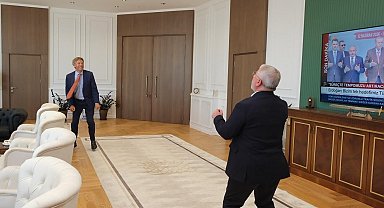 Hollanda Ankara Büyükelçisi Joep Wijnands, Belediye Başkanı Aşgın ile makam odasında futbol oynadı
