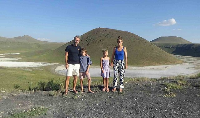 Hollandalı aile Meke Gölü ve Acıgöl'e hayran kaldı