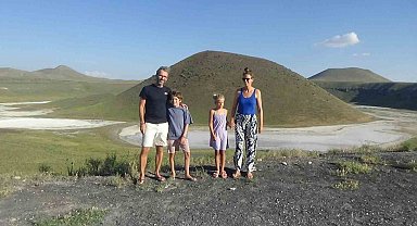 Hollandalı aile Meke Gölü ve Acıgöl'e hayran kaldı