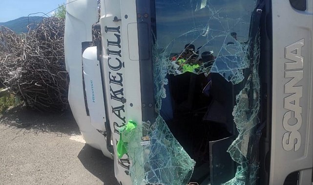 Hurda demiri yüklü tır devrildi: 1 yaralı