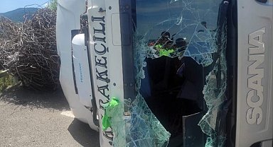 Hurda demiri yüklü tır devrildi: 1 yaralı