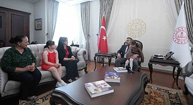İhlas Haber Ajansı'nın haberiyle tüm Türkiye'nin tanıdığı görme engelli küçük müzisyen Nil, Milli Eğitim Bakanı Tekin'in ziyaret etti