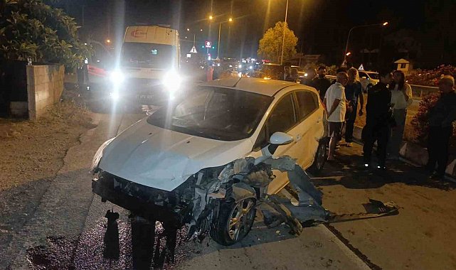 İki araçla çarpışan otomobilden burnu kanamadan çıktı