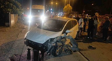 İki araçla çarpışan otomobilden burnu kanamadan çıktı