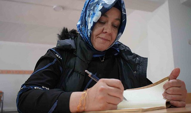 İki çocuk annesi, kızının "yapabilirsin" sözüyle üniversiteli oldu
