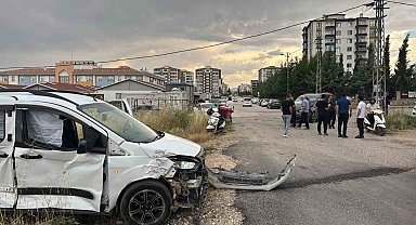 İki hafif ticari araç çarpıştı: 2 yaralı