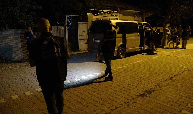 İki oğluyla gittiği ev baskınında bıçaklandı