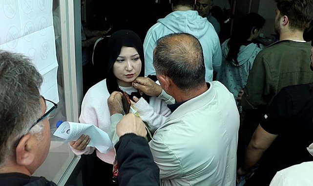 İnci kolyesini çıkartamayınca çakı ile kesmek zorunda kaldı