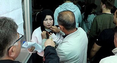 İnci kolyesini çıkartamayınca çakı ile kesmek zorunda kaldı