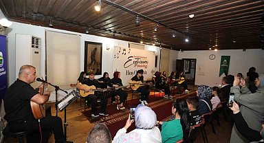 İnegöl Belediyesi'nin gitar kursu kursiyerleri sertifikalarını aldı