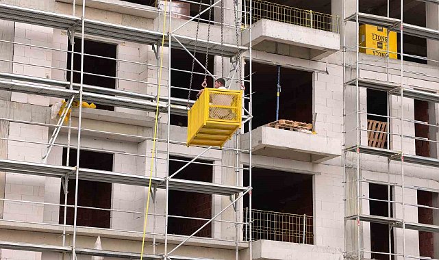 İnegöl'de nefes kesen kurtarma: Yaralı işçi vinçle zemine alındı