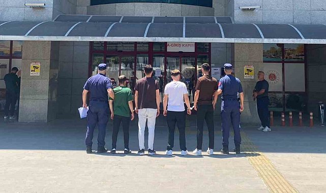 Irmaktaki teknenin kapısını kırıp içeride buldukları alkollerle alem yaptılar
