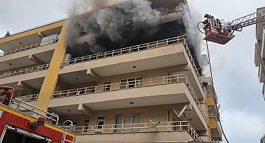 İskenderun'da apartman dairesinden alevler yükseldi
