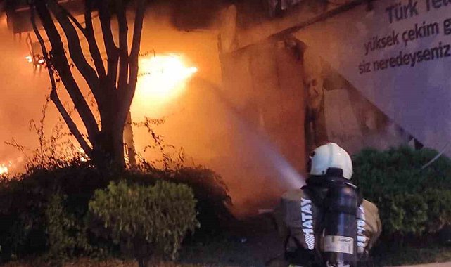 İskenderun'da iş yeri alevlere teslim oldu