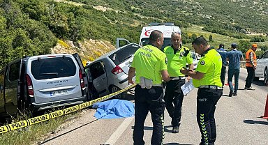 Isparta'da iki otomobil çarpıştı: 1 ölü, 5 yaralı
