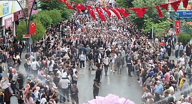 Isparta'da Uluslararası Gül Festivali coşkusu: Binlerce kişi kortejde buluştu