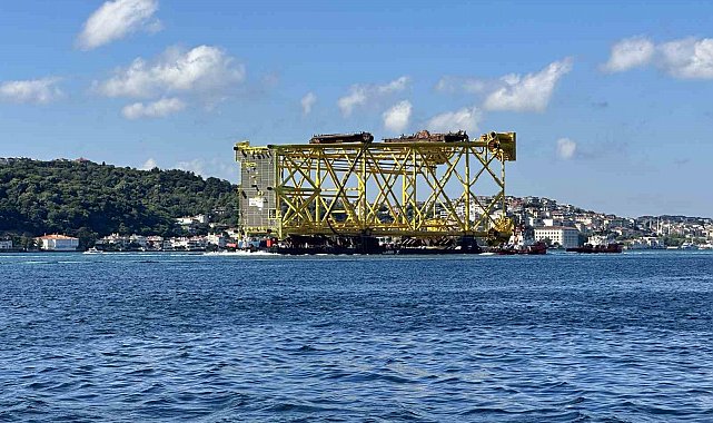 İstanbul Boğazı'ndan 350 metrelik sondaj platform iskelesi geçiş yapıyor