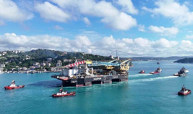 İstanbul Boğazı'ndan geçen dev vinç gemisi havadan görüntülendi