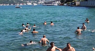 İstanbul'da termometreler 36 dereceyi gösterdi: Sıcaktan bunalan vatandaşlar sahillere akın etti