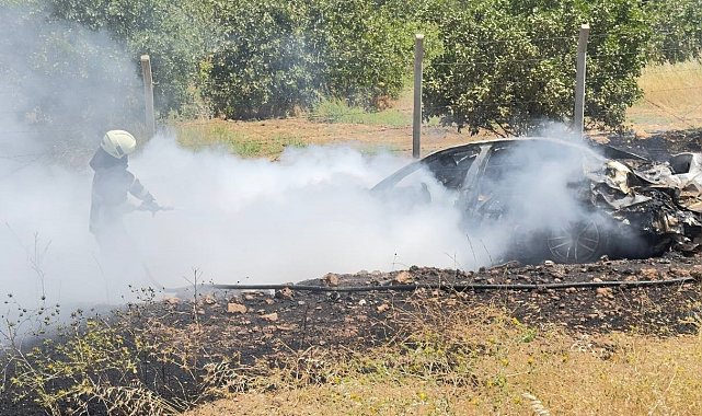 İtfaiye arabayı, vatandaşlar ise araçtaki parayı söndürmeye çalıştı