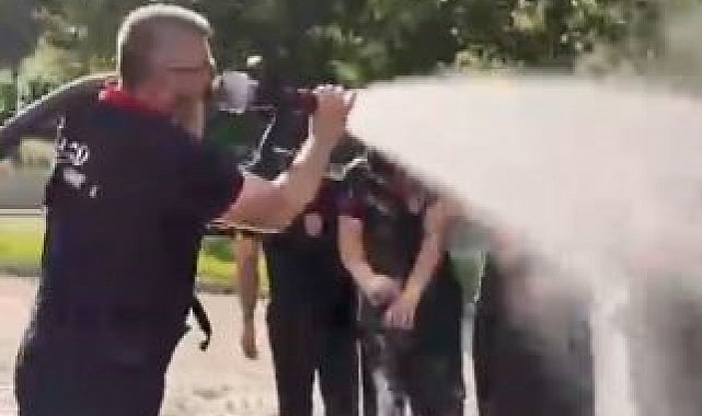 İtfaiyecilik bölümünde mezun olan öğrencilere tazyikli suyla veda