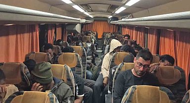 İzmir'de 36 düzensiz göçmen ve 1 göçmen kaçakçısı yakalandı