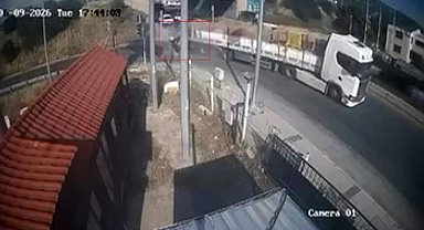 İzmir'de feci kaza: Tıra adeta ok gibi saplandı