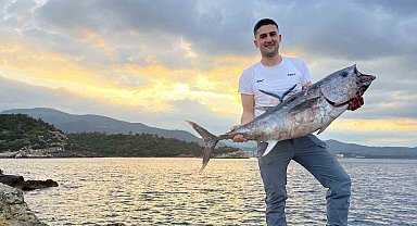 İzmir'de inanılmaz av: Kıyıdan dev orkinos yakaladılar, o anlar kamerada