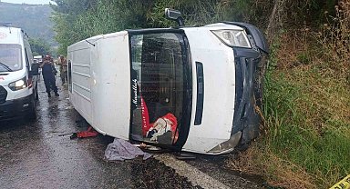 İzmir'de işçi servisi devrildi: 1 ölü, 2'si ağır 10 yaralı