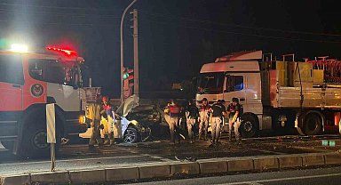 İzmir'de kırmızı ışıkta bekleyen araçlara tır çarptı: 1'i ağır 5 yaralı