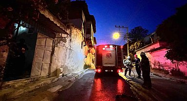 İzmir'de korkutan yangın: Odun ateşinden sıçrayan kıvılcımlar evi yakıyordu