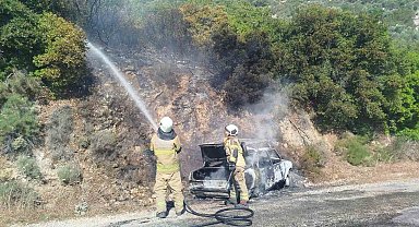 İzmir'de otomobil yangını korkuttu
